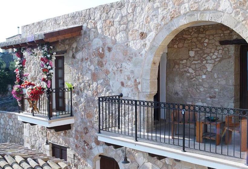 חדר לארבעה סטנדרטי עם מרפסת, Hanna Koumi Boutique