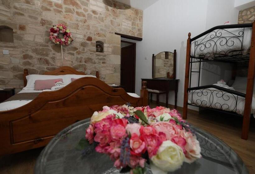 חדר לארבעה סטנדרטי עם מרפסת, Hanna Koumi Boutique