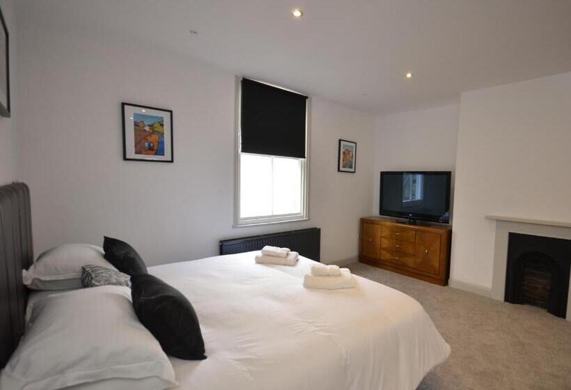 غرفة سوبيريور, The Chapel House