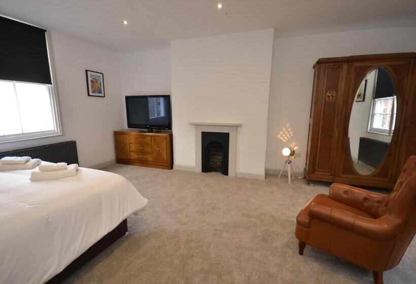 غرفة سوبيريور, The Chapel House