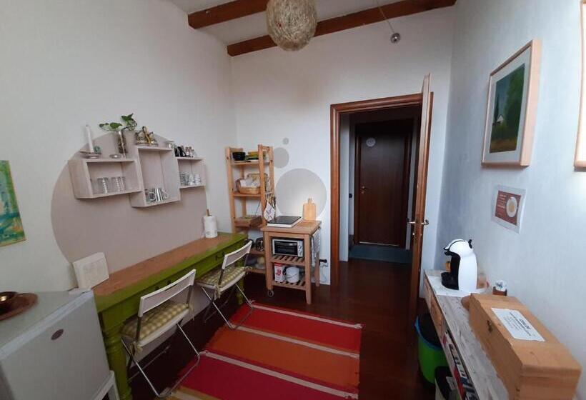 חדר משפחתי, In Corte Al Laghetto