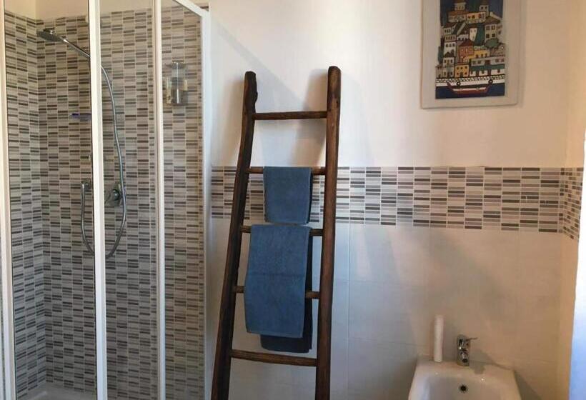 חדר משפחתי, In Corte Al Laghetto