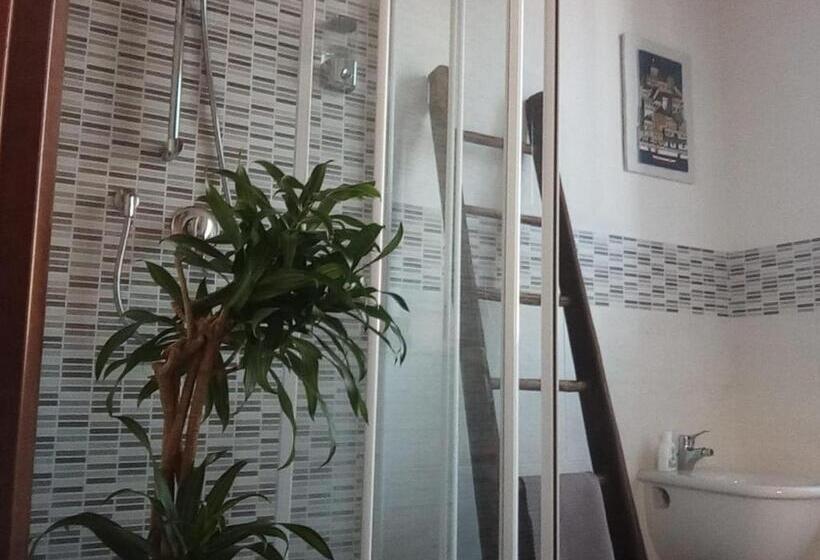 חדר משפחתי, In Corte Al Laghetto