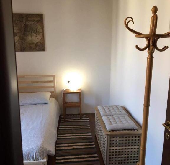 חדר משפחתי, In Corte Al Laghetto