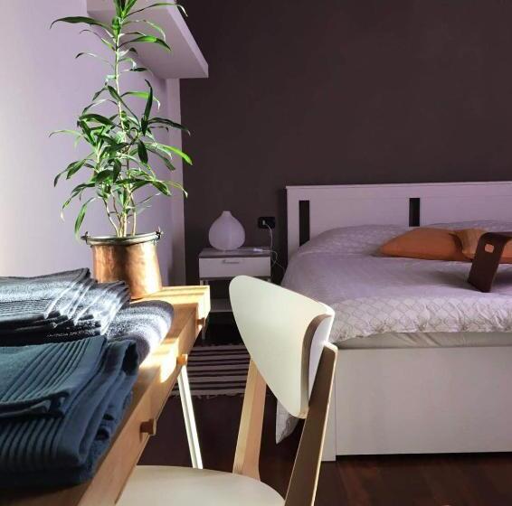 חדר משפחתי, In Corte Al Laghetto