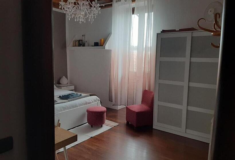 חדר משפחתי, In Corte Al Laghetto