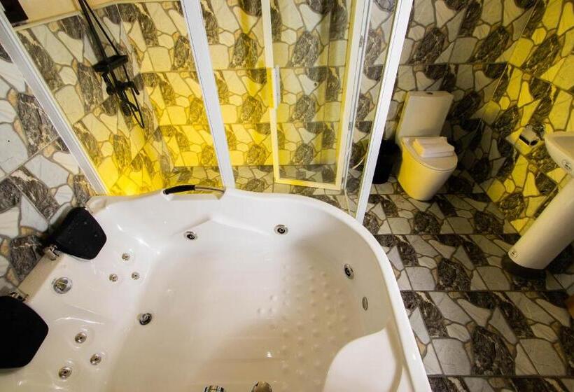 سوئیت با تخت بزرگ, Loboc Cool River Resort