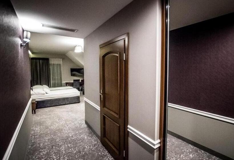 Номер Стандарт, Pałac Poledno