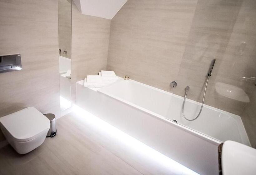 Номер Стандарт, Pałac Poledno