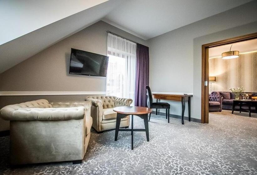 Студия Deluxe, Pałac Poledno