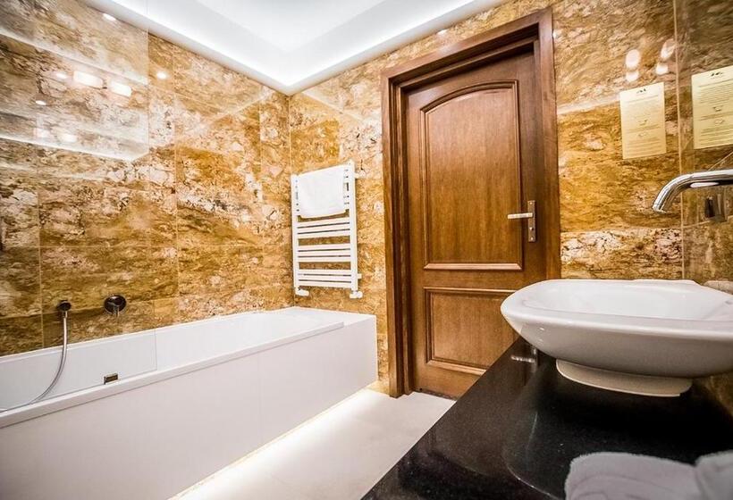 Студия Deluxe, Pałac Poledno