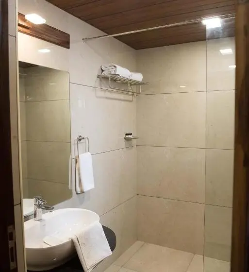 キングサイズベッドのデラックスルーム, Sun Hotel And Resort, Mount Abu