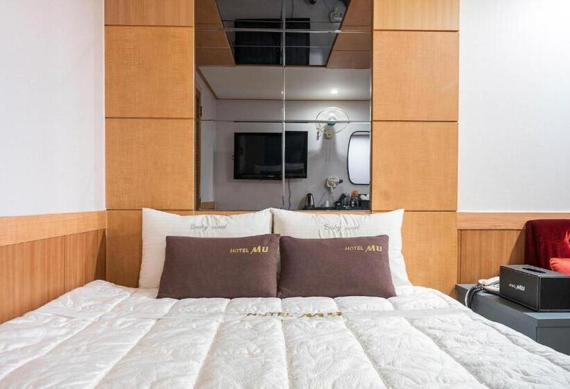 Номер Deluxe, Sasang J