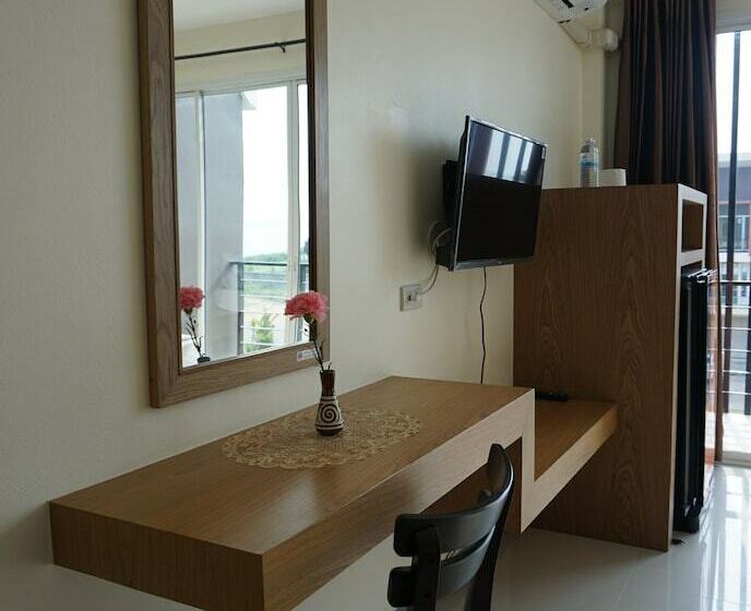 غرفة قياسية مطلّة علي النهر, Lew Residence