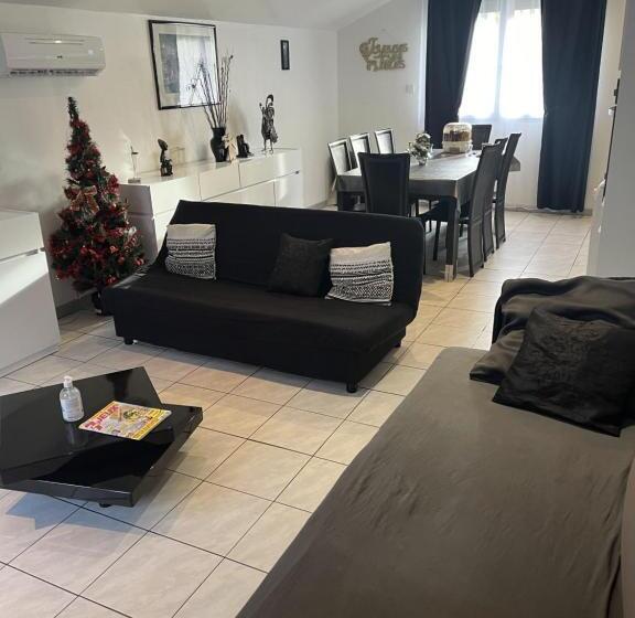 בית, 2 חדרי שינה, Chambres D Hôte Du Domaine De La Reine Blanche