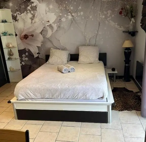 身障者適用キングサイズベッドルーム, Chambres D Hôte Du Domaine De La Reine Blanche