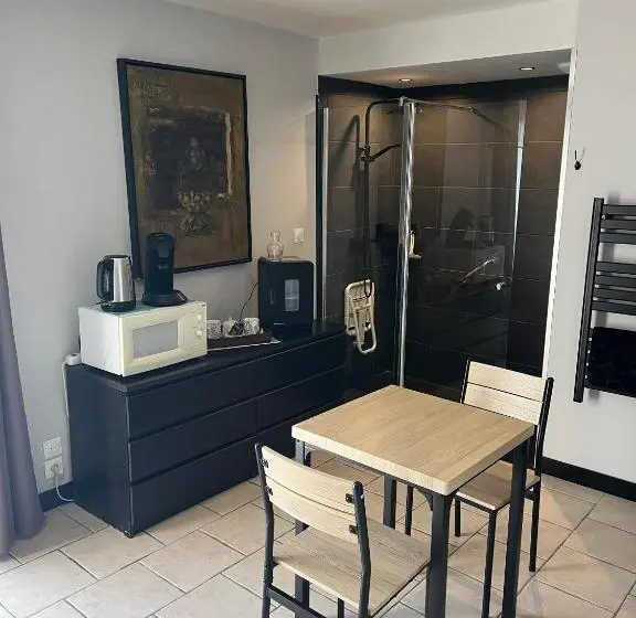 身障者適用キングサイズベッドルーム, Chambres D Hôte Du Domaine De La Reine Blanche