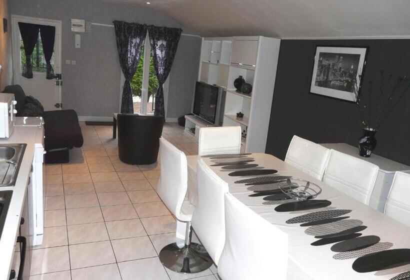 בית, 2 חדרי שינה, Chambres D Hôte Du Domaine De La Reine Blanche