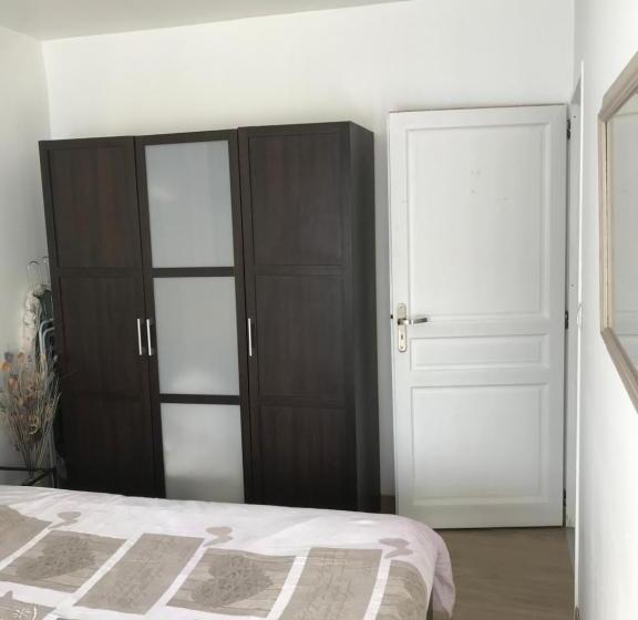 בית, 2 חדרי שינה, Chambres D Hôte Du Domaine De La Reine Blanche