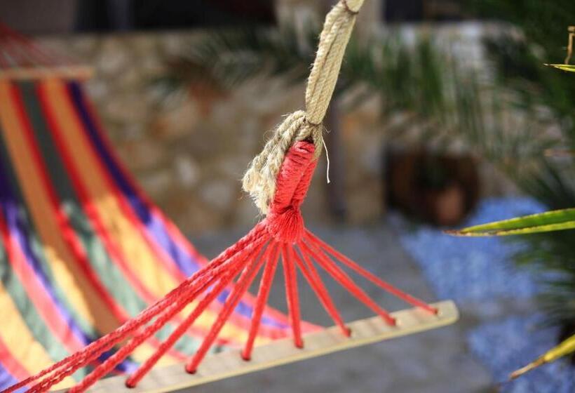 スタンダードスタジオ, Morf Suites