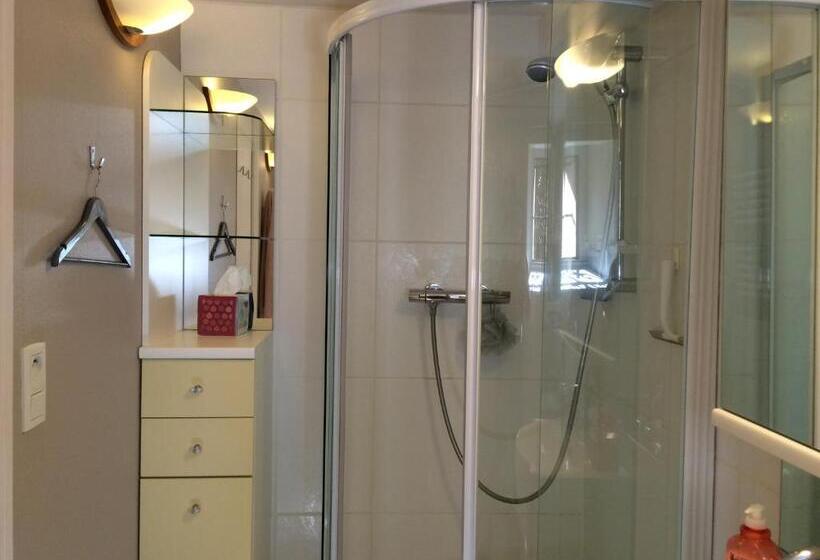 סוויטה, Avel West