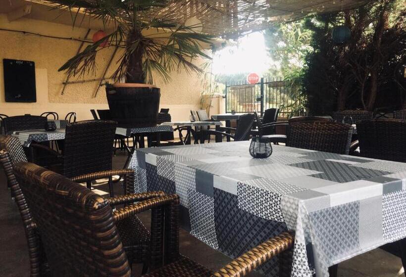 غرفة قياسية مطلّة علي الحديقة, Auberge Du Relais D Auniac Hotel Bar Restaurant Piscine