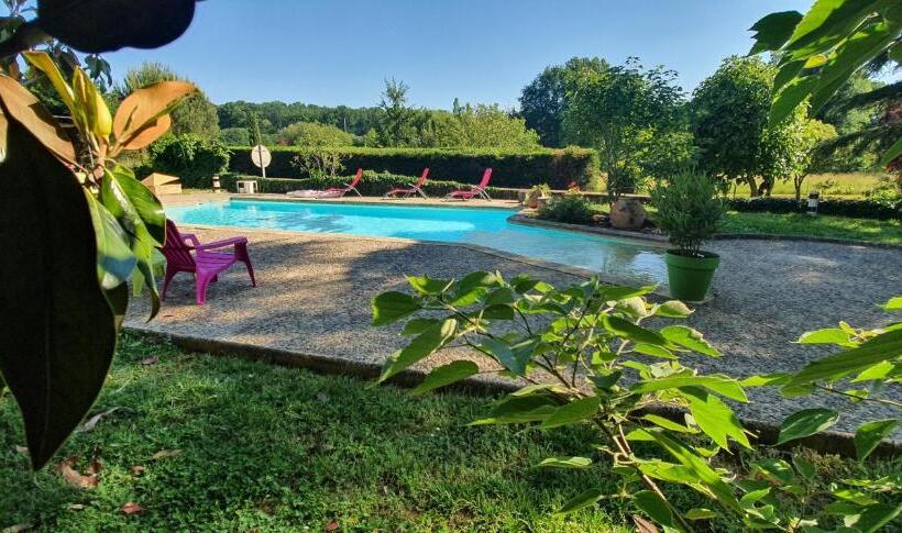 غرفة عائلية مطلّة علي الحديقة, Auberge Du Relais D Auniac Hotel Bar Restaurant Piscine