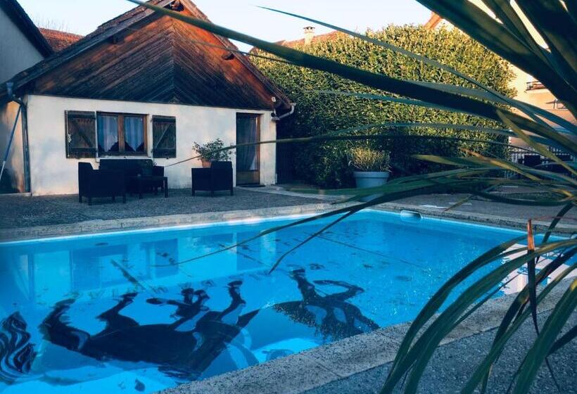 غرفة عائلية, Auberge Du Relais D Auniac Hotel Bar Restaurant Piscine