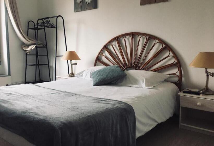 غرفة قياسية مطلّة علي حمام السباحة, Auberge Du Relais D Auniac Hotel Bar Restaurant Piscine