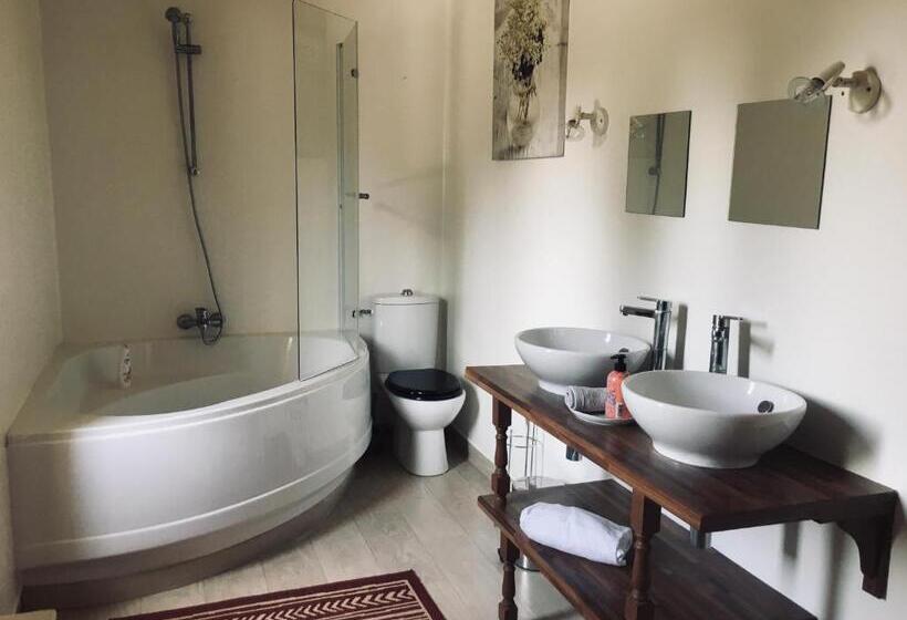 غرفة عائلية مطلّة علي الحديقة, Auberge Du Relais D Auniac Hotel Bar Restaurant Piscine