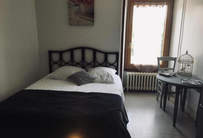 غرفة قياسية مطلّة علي الحديقة, Auberge Du Relais D Auniac Hotel Bar Restaurant Piscine