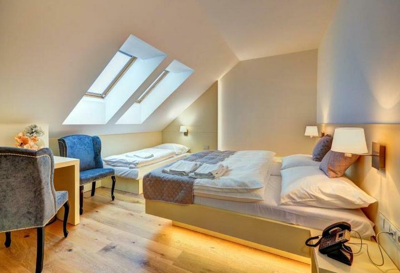 Pokój Rodzinny, Chmelnice