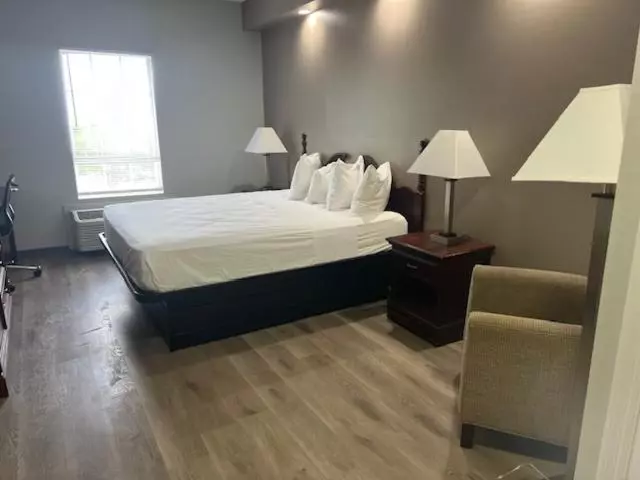 Deluxe Suite King Bed, Baymont By Wyndham Lakeland