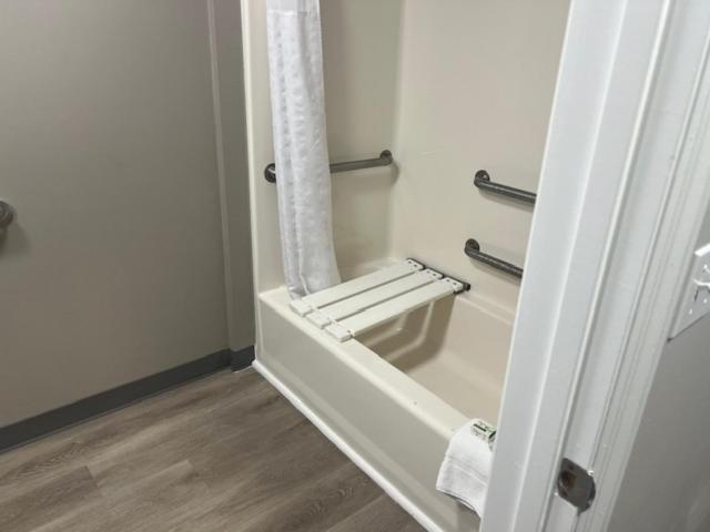חדר דלוקס מותאם לאנשים עם מוגבלויות, Baymont By Wyndham Lakeland