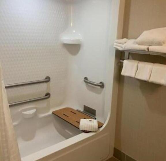 جناح لذوى الاحتياجات الخاصة, Comfort Inn & Suites West Chester   North Cincinnati