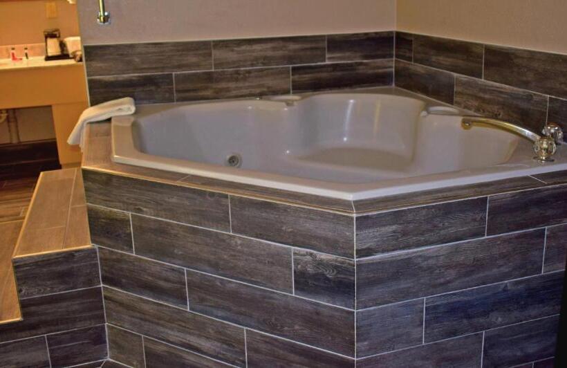 Люкс Deluxe Кровать Кинг, Super 8 By Wyndham Fort Chiswell Wytheville Area