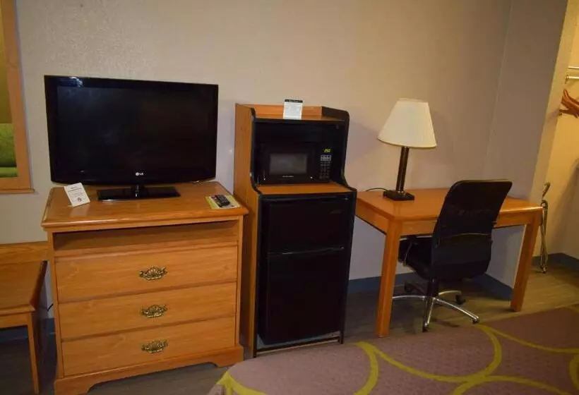 キングサイズベッドのスタンダードルーム, Super 8 By Wyndham Fort Chiswell Wytheville Area