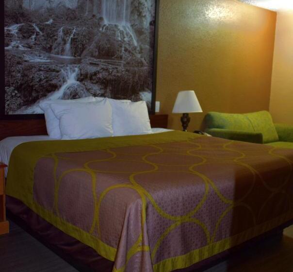 带大床的标准间, Super 8 By Wyndham Fort Chiswell Wytheville Area