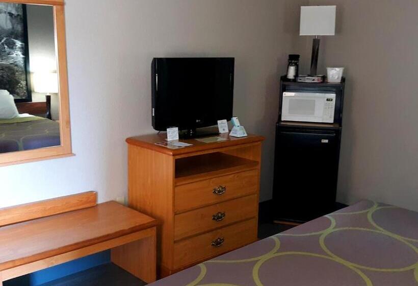 适合残疾人士使用的带超级大床的标准间, Super 8 By Wyndham Fort Chiswell Wytheville Area