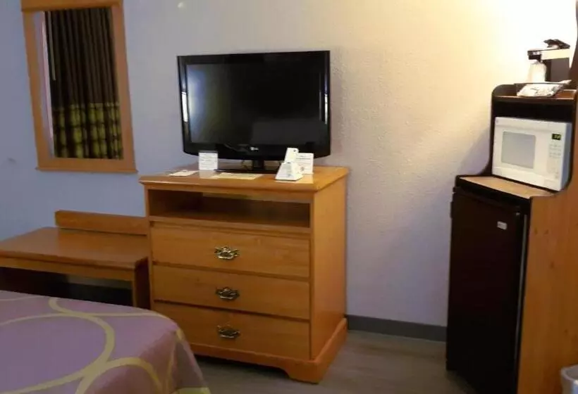 身障者適用キングサイズベッドルーム, Super 8 By Wyndham Fort Chiswell Wytheville Area