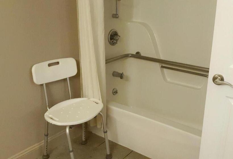 适合残疾人士使用的带超级大床的标准间, Super 8 By Wyndham Fort Chiswell Wytheville Area