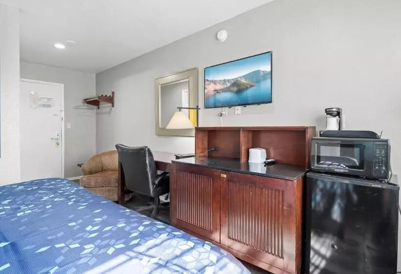 キングサイズベッドのデラックスルーム, Travelers Inn Medford