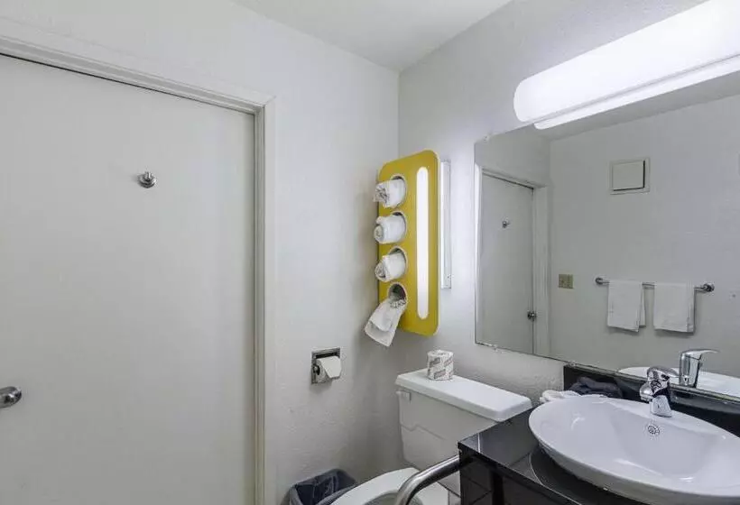 اتاق استاندارد چهار تخته, Motel 6 Oshkosh, Wi