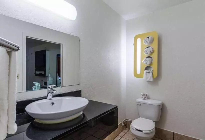 اتاق استاندارد چهار تخته, Motel 6 Oshkosh, Wi