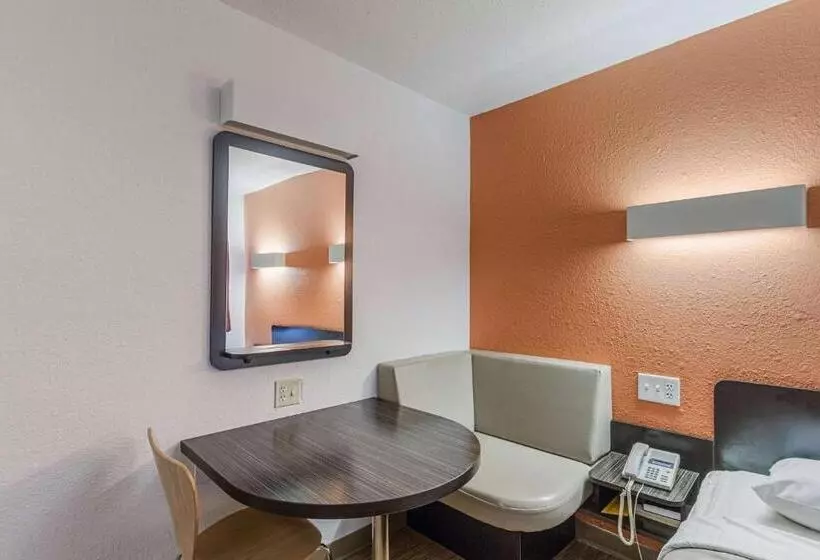 اتاق استاندارد چهار تخته, Motel 6 Oshkosh, Wi