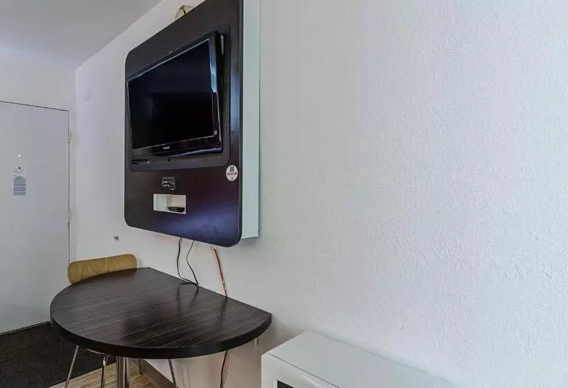 اتاق استاندارد برای معلولان, Motel 6 Oshkosh, Wi