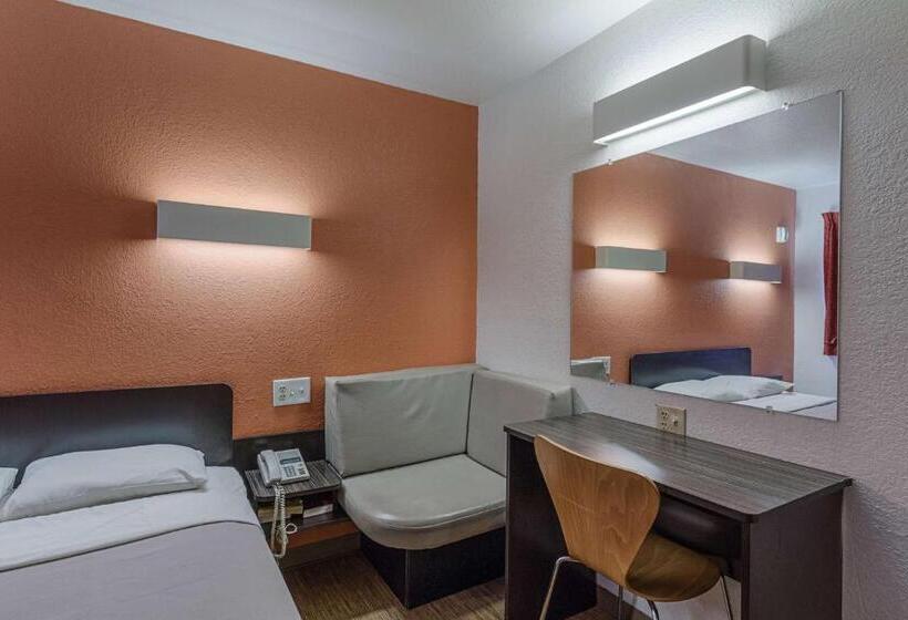 غرفة قياسية لذوى الاحتياجات الخاصة, Motel 6 Oshkosh, Wi