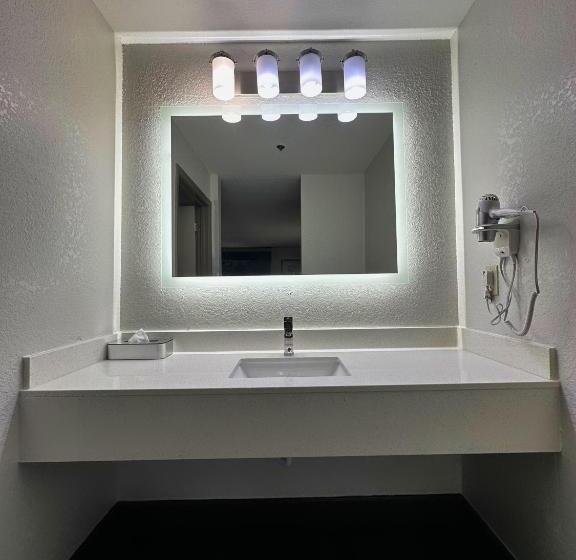 适合残疾人士使用的带超级大床的标准间, Super 8 By Wyndham Prattville Montgomery