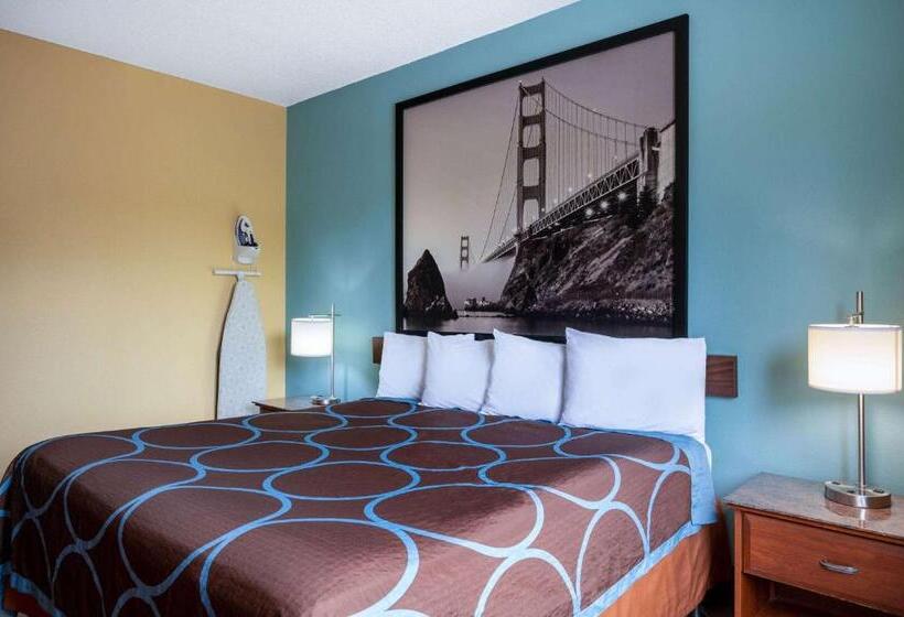 غرفة قياسية سرير كينج لذوى الإحتياجات الخاصة, Super 8 By Wyndham Salisbury