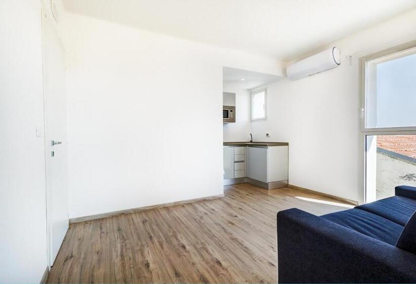 غرفة قياسية رباعية مزودة بشُرفة, B&b Alusea